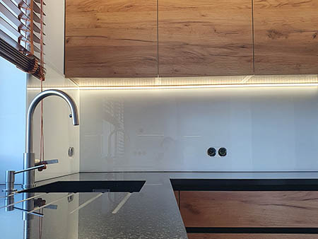 brązowe meble kuchenne z czarnym blatem w Jaśle